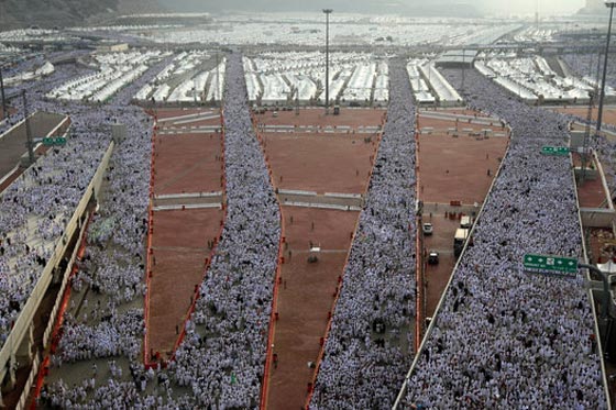 رجم الشيطان: الحجاج يرمون جمرة العقبة الكبرى بأول أيام عيد الأضحى المبارك صورة رقم 2