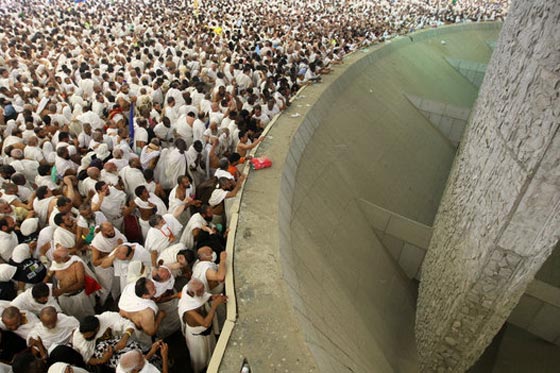 رجم الشيطان: الحجاج يرمون جمرة العقبة الكبرى بأول أيام عيد الأضحى المبارك صورة رقم 1