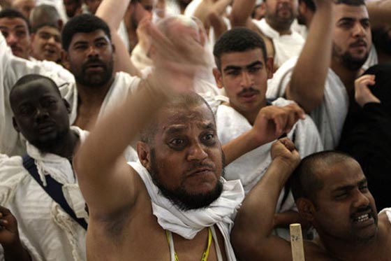 رجم الشيطان: الحجاج يرمون جمرة العقبة الكبرى بأول أيام عيد الأضحى المبارك صورة رقم 5