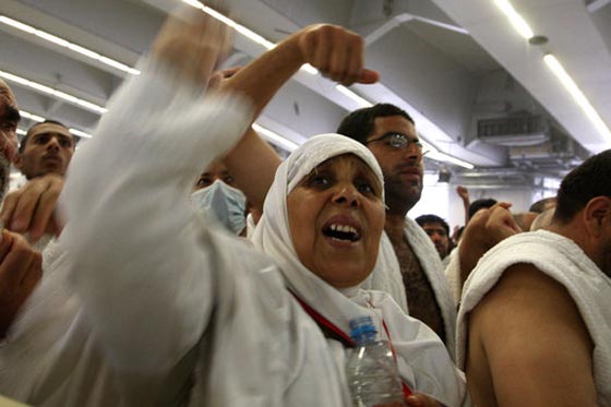 رجم الشيطان: الحجاج يرمون جمرة العقبة الكبرى بأول أيام عيد الأضحى المبارك صورة رقم 6