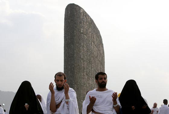 رجم الشيطان: الحجاج يرمون جمرة العقبة الكبرى بأول أيام عيد الأضحى المبارك صورة رقم 3