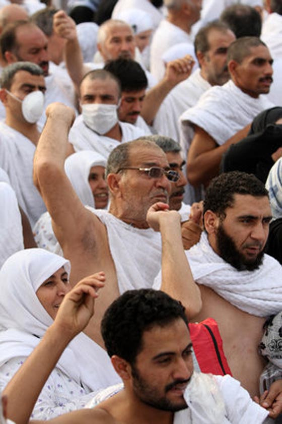 رجم الشيطان: الحجاج يرمون جمرة العقبة الكبرى بأول أيام عيد الأضحى المبارك صورة رقم 8