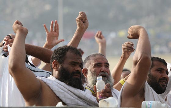 رجم الشيطان: الحجاج يرمون جمرة العقبة الكبرى بأول أيام عيد الأضحى المبارك صورة رقم 9