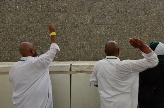 رجم الشيطان: الحجاج يرمون جمرة العقبة الكبرى بأول أيام عيد الأضحى المبارك صورة رقم 10