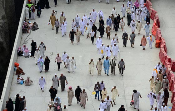 رجم الشيطان: الحجاج يرمون جمرة العقبة الكبرى بأول أيام عيد الأضحى المبارك صورة رقم 12