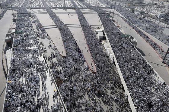 رجم الشيطان: الحجاج يرمون جمرة العقبة الكبرى بأول أيام عيد الأضحى المبارك صورة رقم 19