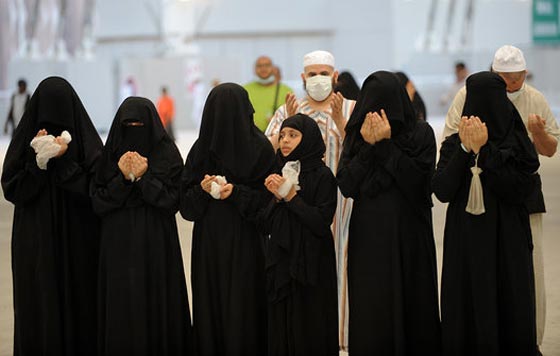 رجم الشيطان: الحجاج يرمون جمرة العقبة الكبرى بأول أيام عيد الأضحى المبارك صورة رقم 17