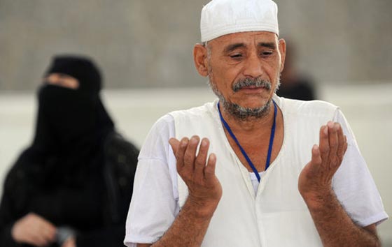 رجم الشيطان: الحجاج يرمون جمرة العقبة الكبرى بأول أيام عيد الأضحى المبارك صورة رقم 14