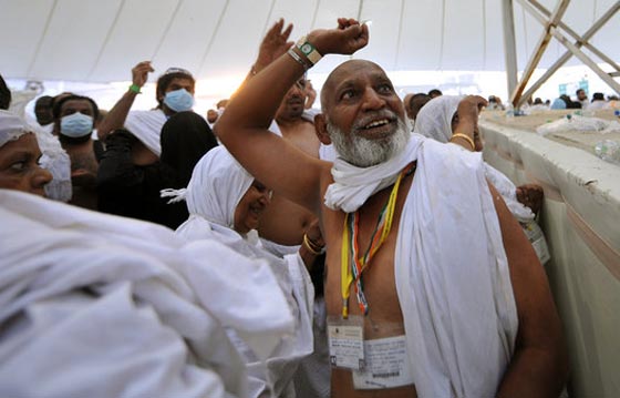 رجم الشيطان: الحجاج يرمون جمرة العقبة الكبرى بأول أيام عيد الأضحى المبارك صورة رقم 16