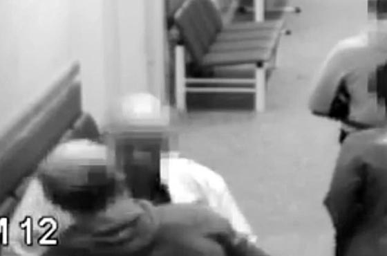 فيديو صادم.. مريض سرطان يطعن طبيبه حتى الموت لسبب غريب! صورة رقم 2