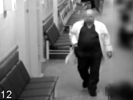 فيديو صادم.. مريض سرطان يطعن طبيبه حتى الموت لسبب غريب! صورة رقم 1