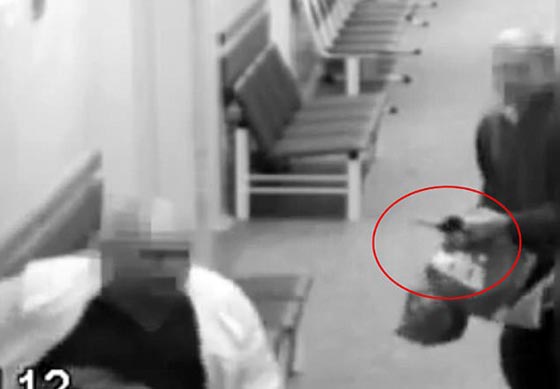 فيديو صادم.. مريض سرطان يطعن طبيبه حتى الموت لسبب غريب! صورة رقم 4