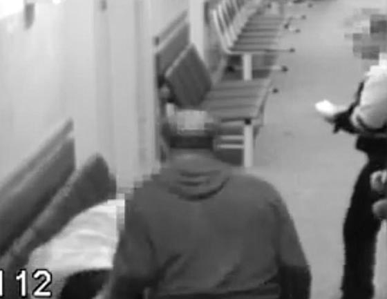 فيديو صادم.. مريض سرطان يطعن طبيبه حتى الموت لسبب غريب! صورة رقم 3