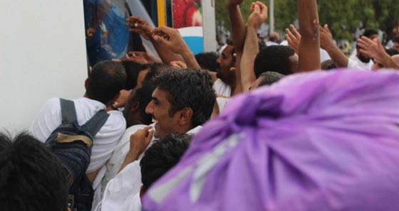 بالصور: شاحنات توزع الآيس كريم على الحجاج في عرفات في لفتة مفرحة صورة رقم 5