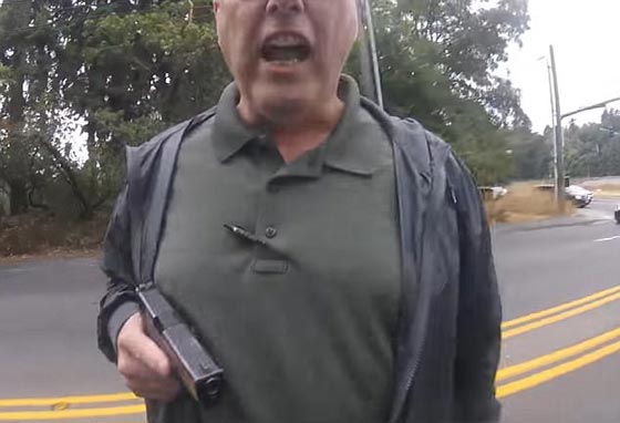 فيديو صادم: لهذا السبب تم ايقاف شرطي امريكي هدد سائق دراجة نارية بمسدس! صورة رقم 2