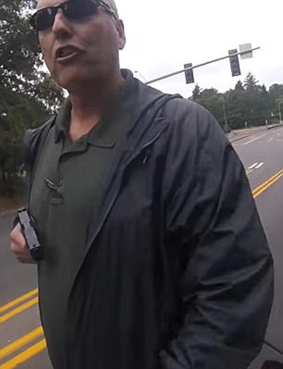 فيديو صادم: لهذا السبب تم ايقاف شرطي امريكي هدد سائق دراجة نارية بمسدس! صورة رقم 3