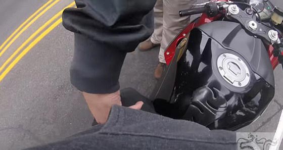 فيديو صادم: لهذا السبب تم ايقاف شرطي امريكي هدد سائق دراجة نارية بمسدس! صورة رقم 4