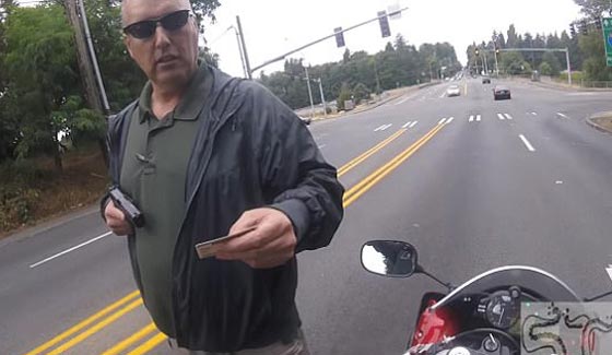 فيديو صادم: لهذا السبب تم ايقاف شرطي امريكي هدد سائق دراجة نارية بمسدس! صورة رقم 5