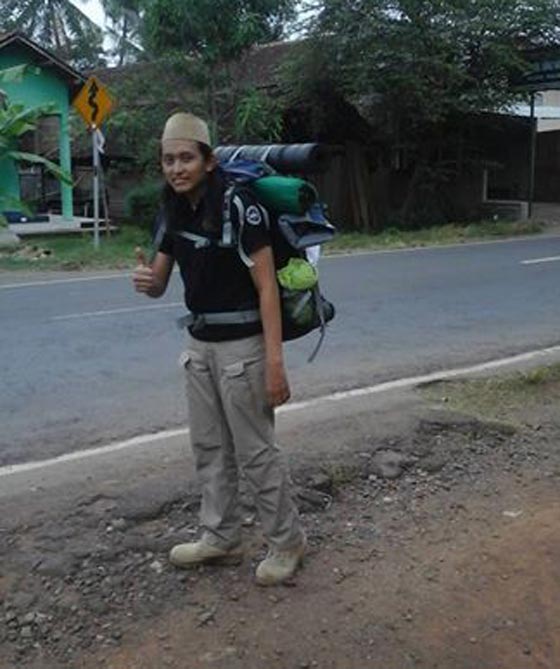 شاب إندونيسي قطع أكثر من 9 آلاف كيلومتر سيرًا على أقدامه ليؤدي مناسك الحج صورة رقم 2