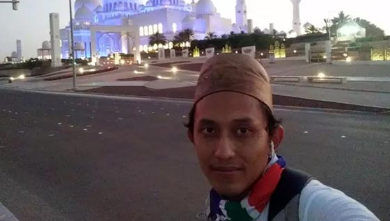 شاب إندونيسي قطع أكثر من 9 آلاف كيلومتر سيرًا على أقدامه ليؤدي مناسك الحج صورة رقم 4