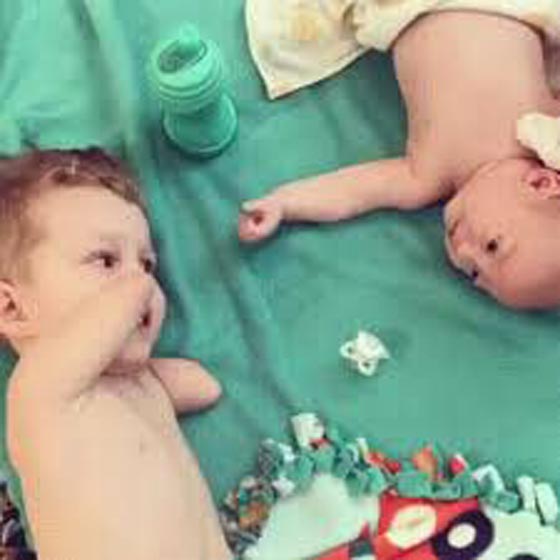 فيديو مؤثر يأسر القلوب.. طفل فاقد لذراعيه يساعد أخاه الرضيع الذي يبكي! صورة رقم 1