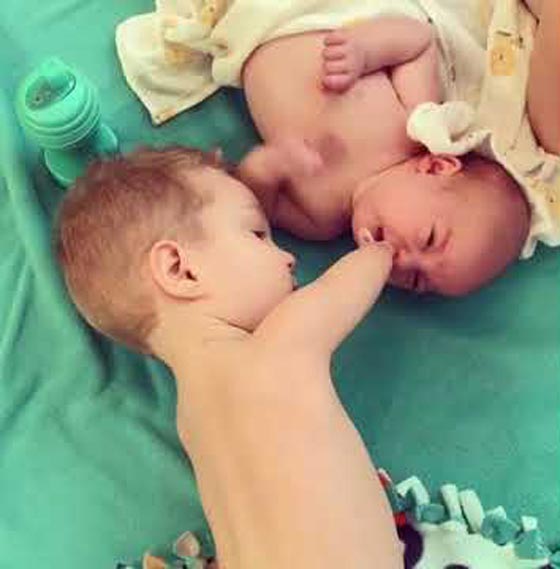 فيديو مؤثر يأسر القلوب.. طفل فاقد لذراعيه يساعد أخاه الرضيع الذي يبكي! صورة رقم 2