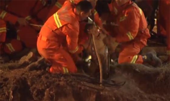 فيديو مذهل.. عملية بطولية لإنقاذ طفل علق في بئر عميقة في الصين صورة رقم 3