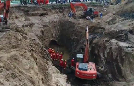 فيديو مذهل.. عملية بطولية لإنقاذ طفل علق في بئر عميقة في الصين صورة رقم 1