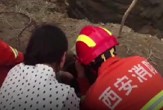 فيديو مذهل.. عملية بطولية لإنقاذ طفل علق في بئر عميقة في الصين صورة رقم 2