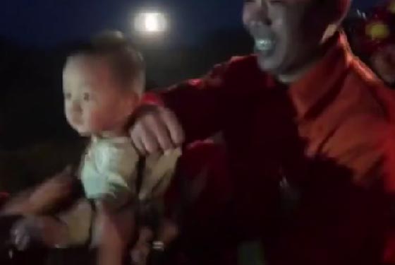 فيديو مذهل.. عملية بطولية لإنقاذ طفل علق في بئر عميقة في الصين صورة رقم 4