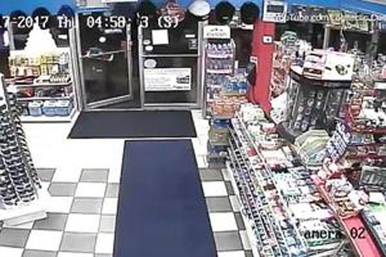 مسلم يتحول إلى بطل في كندا بعد مصارعته لصين مسلحين في هجوم صادم! فيديو صورة رقم 3