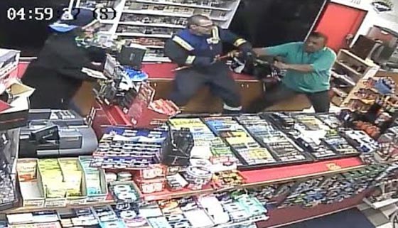 مسلم يتحول إلى بطل في كندا بعد مصارعته لصين مسلحين في هجوم صادم! فيديو صورة رقم 2