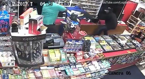 مسلم يتحول إلى بطل في كندا بعد مصارعته لصين مسلحين في هجوم صادم! فيديو صورة رقم 1