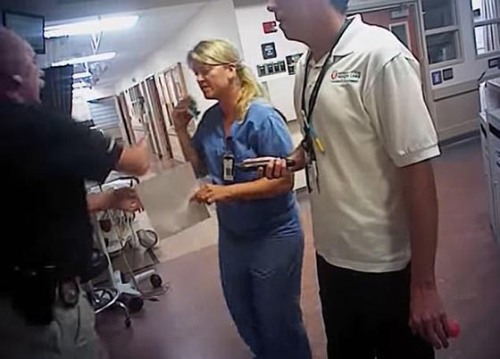 فيديو صادم.. شرطي يعتدي بوحشية على ممرضة وسط صراخها! صورة رقم 2