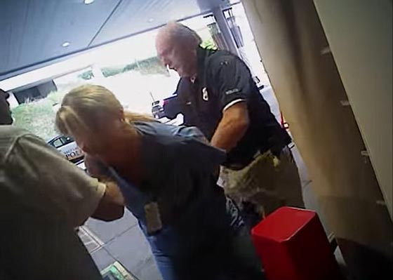 فيديو صادم.. شرطي يعتدي بوحشية على ممرضة وسط صراخها! صورة رقم 4