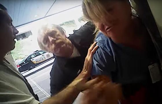 فيديو صادم.. شرطي يعتدي بوحشية على ممرضة وسط صراخها! صورة رقم 6