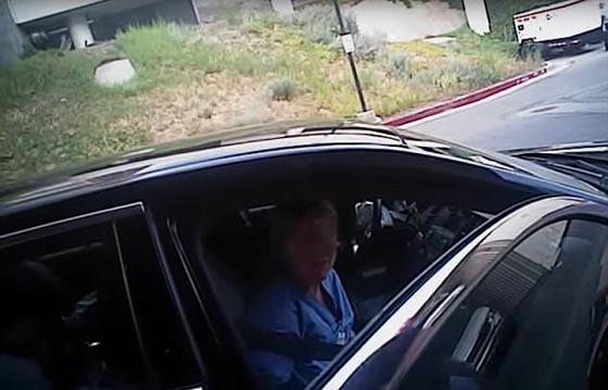 فيديو صادم.. شرطي يعتدي بوحشية على ممرضة وسط صراخها! صورة رقم 7