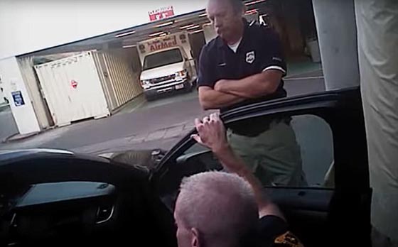 فيديو صادم.. شرطي يعتدي بوحشية على ممرضة وسط صراخها! صورة رقم 8