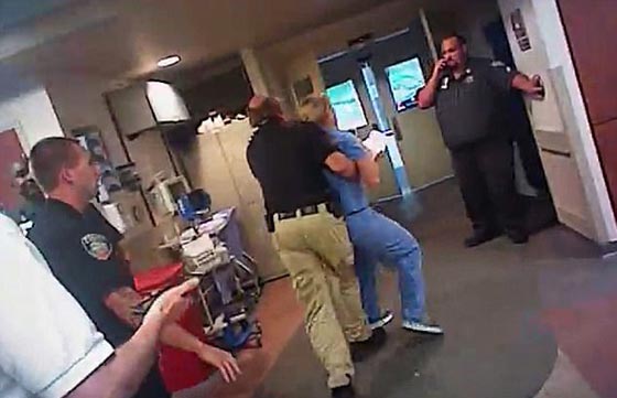 فيديو صادم.. شرطي يعتدي بوحشية على ممرضة وسط صراخها! صورة رقم 3