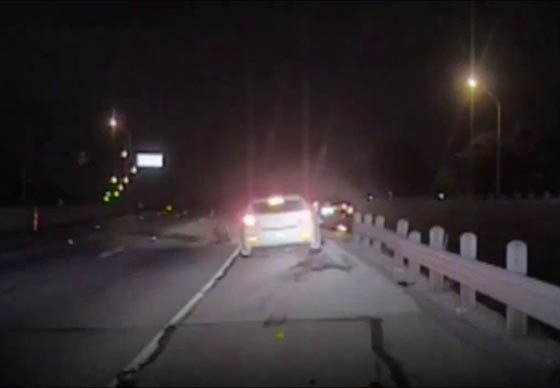 شرطي يقف على قدميه بعد ان صدمته سيارة مسرعة وقذفته في الهواء! فيديو صورة رقم 3