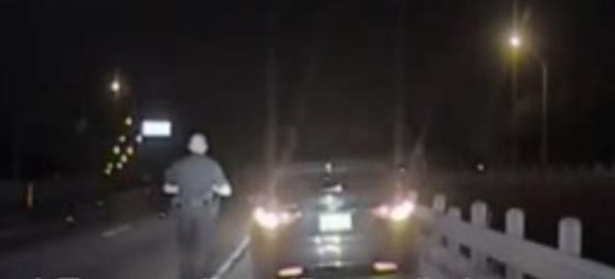 شرطي يقف على قدميه بعد ان صدمته سيارة مسرعة وقذفته في الهواء! فيديو صورة رقم 1