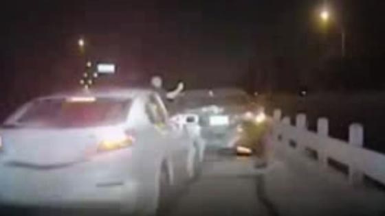 شرطي يقف على قدميه بعد ان صدمته سيارة مسرعة وقذفته في الهواء! فيديو صورة رقم 2