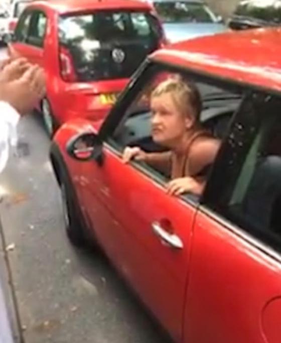 فيديو صادم.. امرأة بريطانية عنصرية تخرج رأسها من نافذة سيارتها وتشتم المسلمين! صورة رقم 3