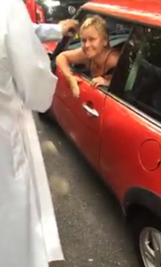 فيديو صادم.. امرأة بريطانية عنصرية تخرج رأسها من نافذة سيارتها وتشتم المسلمين! صورة رقم 1