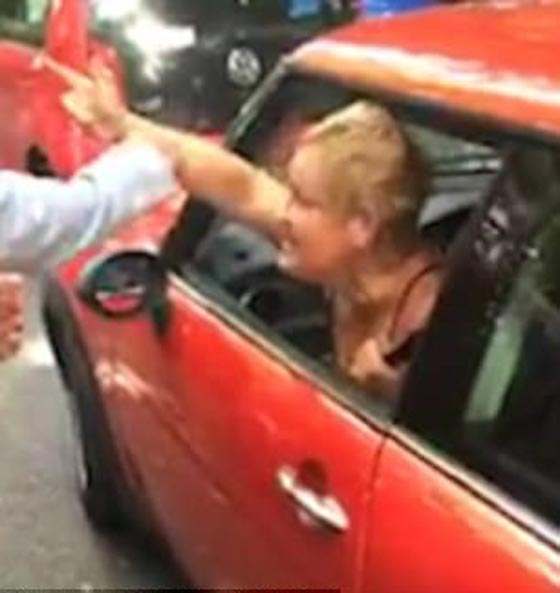 فيديو صادم.. امرأة بريطانية عنصرية تخرج رأسها من نافذة سيارتها وتشتم المسلمين! صورة رقم 2