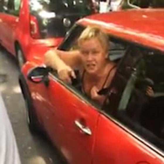 فيديو صادم.. امرأة بريطانية عنصرية تخرج رأسها من نافذة سيارتها وتشتم المسلمين! صورة رقم 5