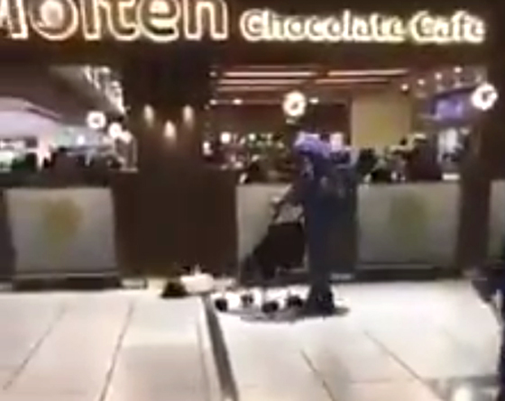 فيديو صادم.. مصري يعتدي على طفله بالضرب بعربة اطفال بطريقة وحشية! صورة رقم 3