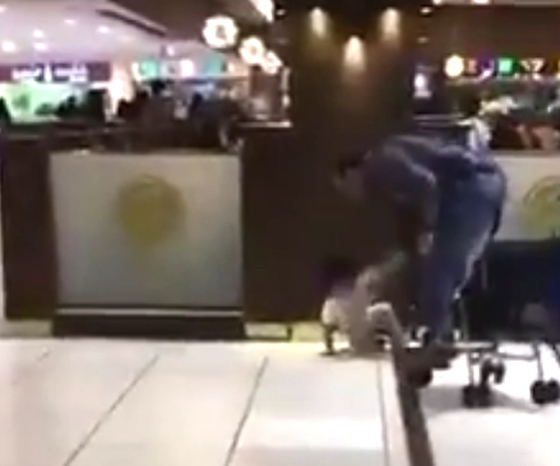 فيديو صادم.. مصري يعتدي على طفله بالضرب بعربة اطفال بطريقة وحشية! صورة رقم 4