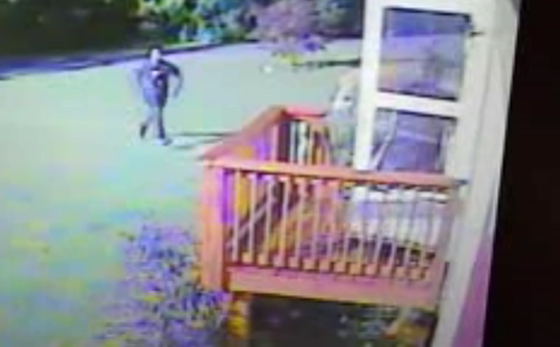 فيديو مثير.. اعتداء شابين على آخر بطريقة وحشية، والسبب مجهول! صورة رقم 1