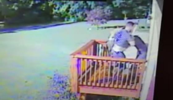 فيديو مثير.. اعتداء شابين على آخر بطريقة وحشية، والسبب مجهول! صورة رقم 2